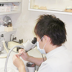 木本歯科専属の歯科技工士が常駐しています